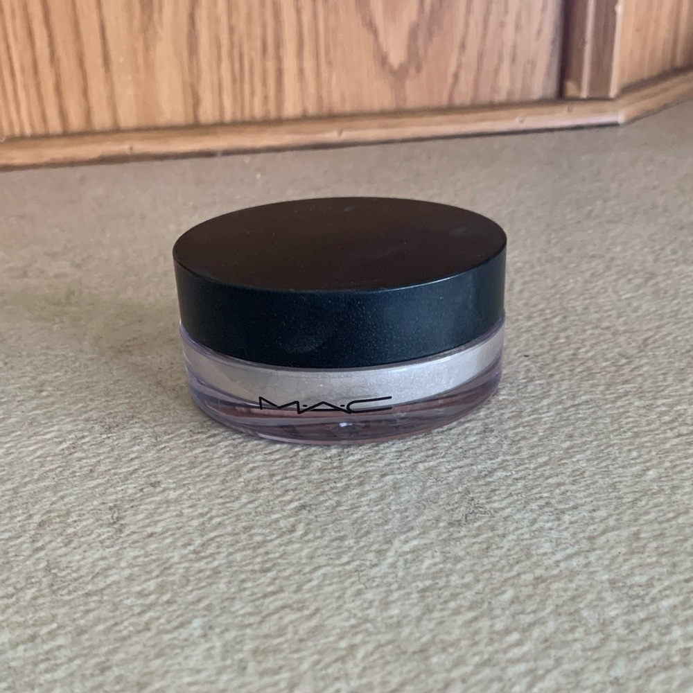 MAC studio fix loose setting powder. Used once